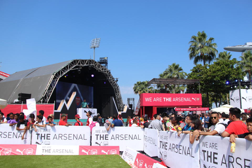Fans waiting to see Arsenal players at the club’s kit launch at the Esplanade (PHOTO: Yahoo News Singapore/Abdul Rahman Azhari)