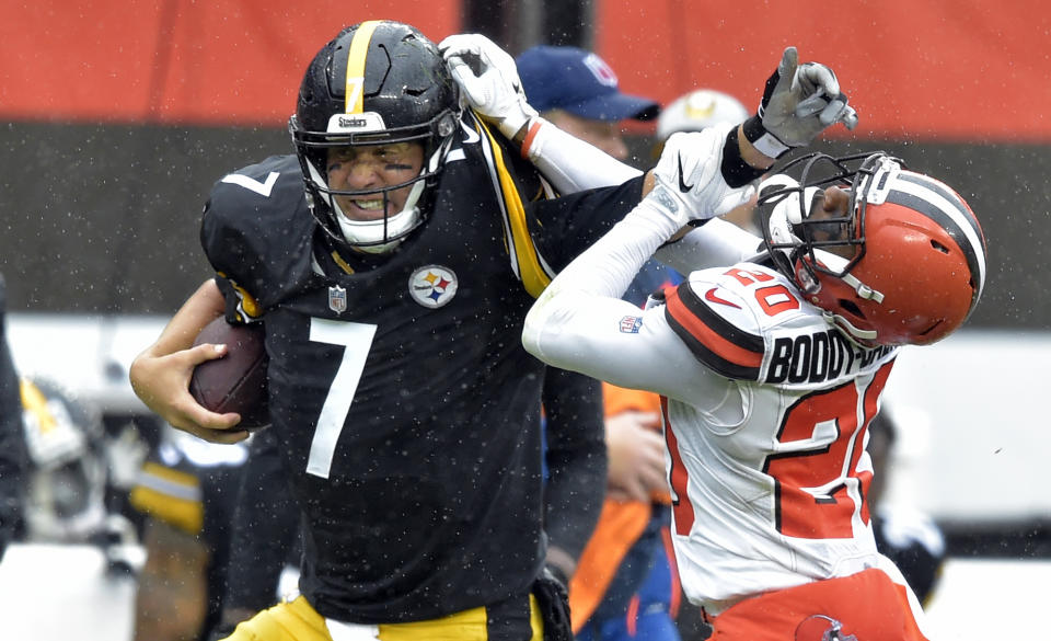 <p>Pittsburgh Steelers quarterback Ben Roethlisberger (7) runs for a first down under pressure from Cleveland Browns cornerback Briean Boddy-Calhoun (20) during the first half of an NFL football game, Sunday, Sept. 9, 2018, in Cleveland. (AP Photo/David Richard) </p>