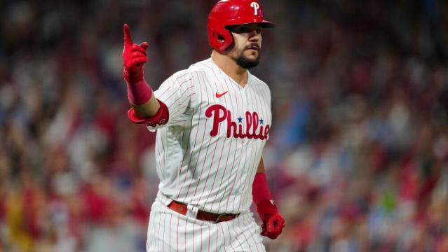 Realmuto powers Phils over Marlins to finish suspended game