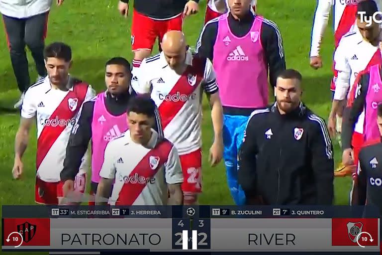 La salida de los jugadores de la cancha, luego de la derrota y eliminación de la Copa Argentina