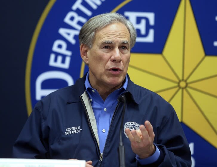 ARCHIVO - El gobernador de Texas, Greg Abbott, habla durante una conferencia de prensa el 10 de marzo de 2022. (Joel Martinez/The Monitor vía AP, Archivo)