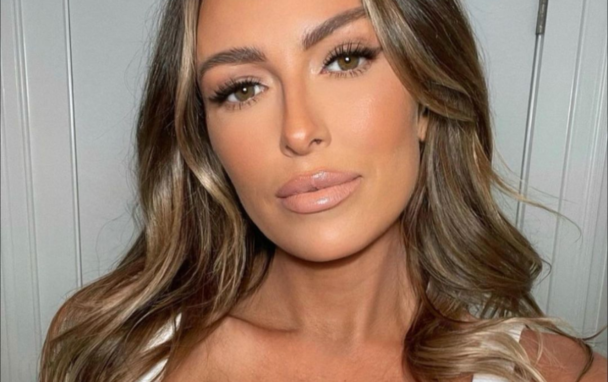 Paulina Gretzky stuns fans in leather tube top and mini skirt