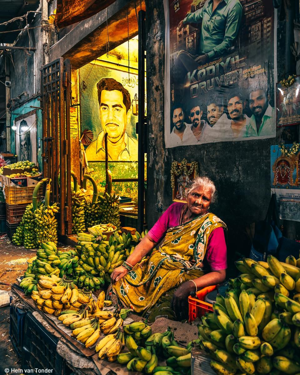 印度邦狄哲利（Pondicherry）一名賣香蕉的婦女。Hein Van Tonder／Pink Lady® Food Photographer of the Year