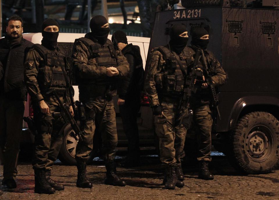 Special forces police officers stand guard at the scene of a bomb blast in Istanbul January 6, 2015. A Turkish police officer died of injuries sustained in an attack by a suicide bomber on a police station in the heart of Istanbul's historic Sultanahmet district on Tuesday, Turkish media reported. A female assailant entered the police station, across the square from the Aya Sofya museum and Blue Mosque, and blew herself up shortly after 5 p.m. (1500 GMT), the city's governor said earlier. REUTERS/Osman Orsal (TURKEY - Tags: CIVIL UNREST)