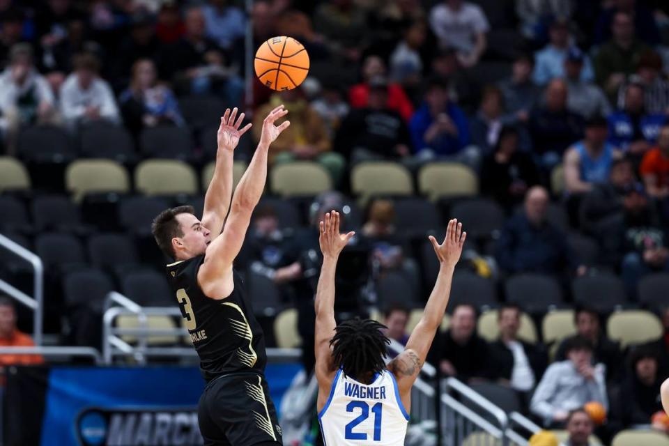 Oakland’s Jack Gohlke (3) made 10 3-point baskets against Kentucky on Thursday, finishing one shy of the record for most makes from distance in an NCAA Tournament game.