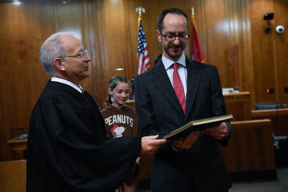 Davidson County Circuit Court Judge David Briley swears in Freddie O'Connell as Metro Nashville's 10th mayor on Sept. 25, 2023.