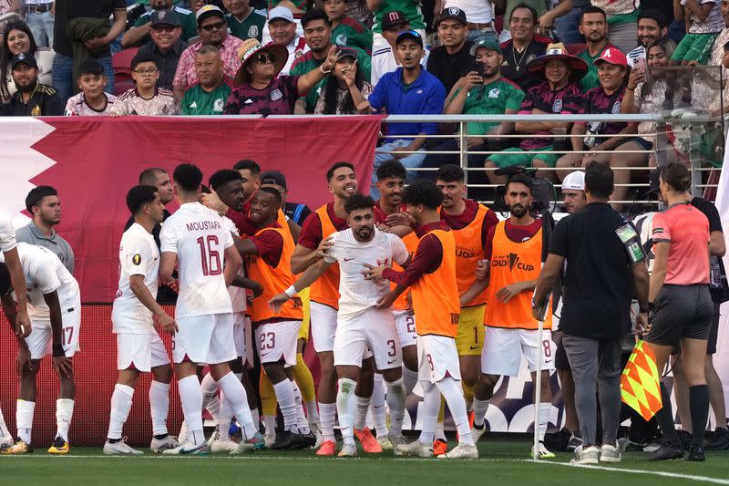 Jugadores de Qatar festejan el gol con el que ganaron a México y avanzaron a los cuartos de final de la Copa Oro