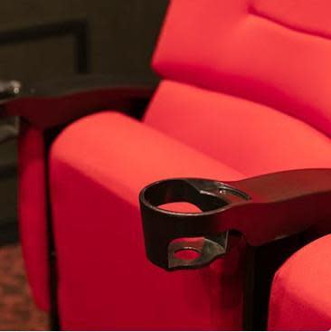 租屋內的紅色電影院座椅也設有飲料架，細節完全不馬虎。（翻攝YouTube頻道「ニッショー 公式チャンネル」）