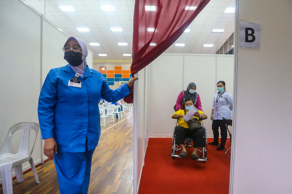 A senior citizen receives their Pfizer-BioNTech Covid-19 vaccine during the National Covid-19 Immunisation Programme at Dewan Kompleks Sukan Pandamaran in Klang May 7, 2021. — Picture by Yusof Mat Isa