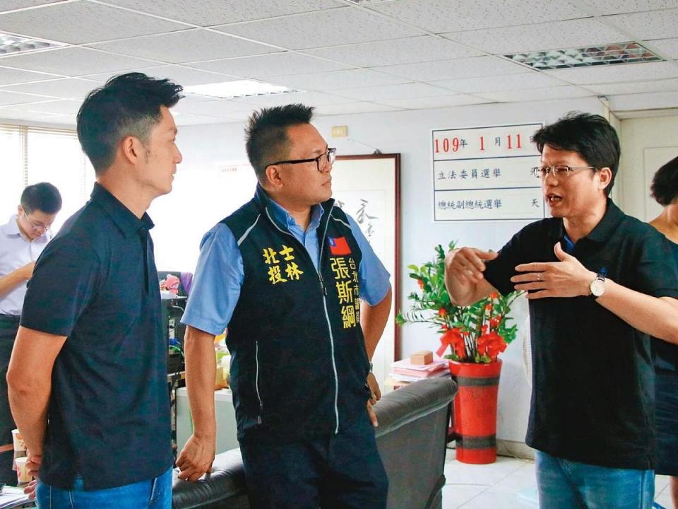 蔣萬安（左）雖遲未對參選表態，但9月已跨出自己的選區，在北投成立法律諮詢服務處。圖為9月2日服務處成立當天。（翻攝張斯綱臉書）