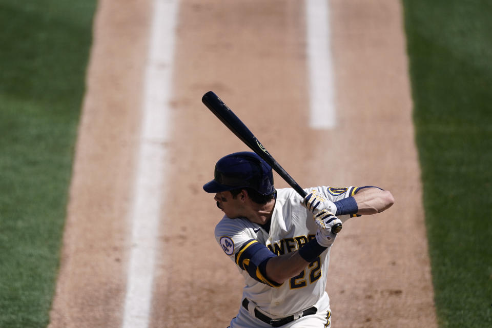 Christian Yelich (22) de los Cerveceros de Milwaukee al bate durante un juego de pretemporada contra los Diamondbacks de Arizona, el viernes 19 de marzo de 2021, en Phoenix. (AP Foto/Ashley Landis)