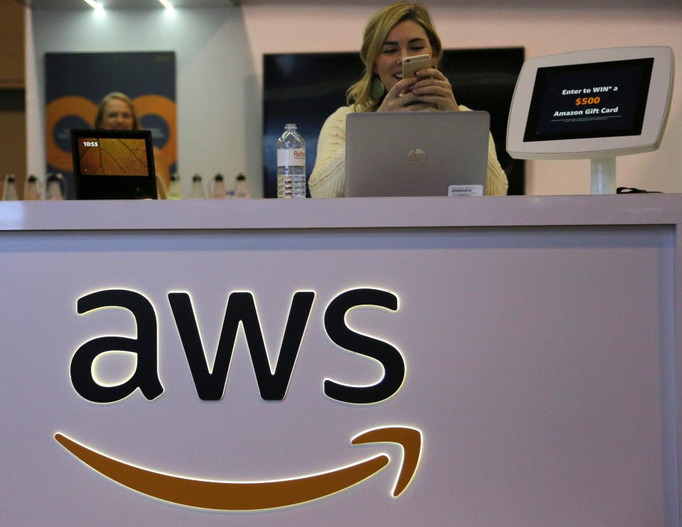 Le logo d'Amazon Web Services (AWS) est visible à la conférence bancaire et financière SIBOS à Toronto, Ontario, Canada le 19 octobre 2017. Photo prise le 19 octobre 2017. REUTERS/Chris Helgren