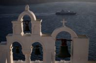 Un ferry navega junto a la caldera de Oia, luego del brote de la enfermedad del coronavirus (COVID-19), en la isla de Santorini