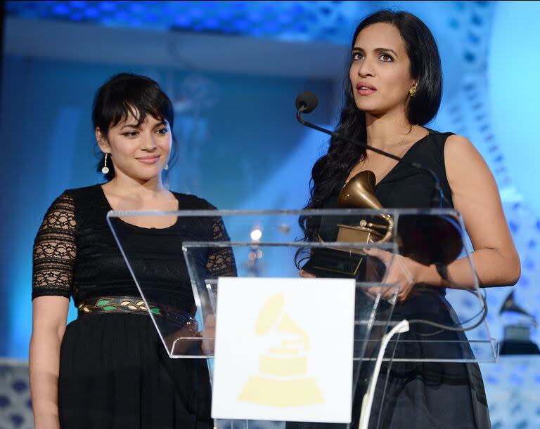 Dos meses después de la muerte de Ravi Shankar, sus hijas Norah Jones y Anoushka Shankar recibirieron un premio pústumo, a la trayectoria, dedicado al gran sitarista indio,