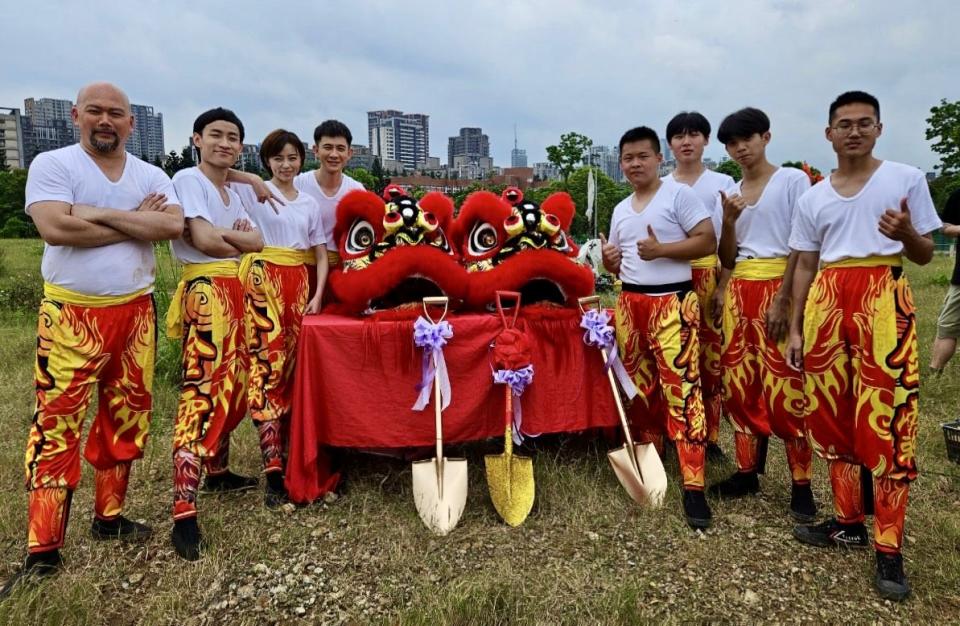  《愛的榮耀》找舞獅老師來教導四位演員舞獅。（圖／民視）