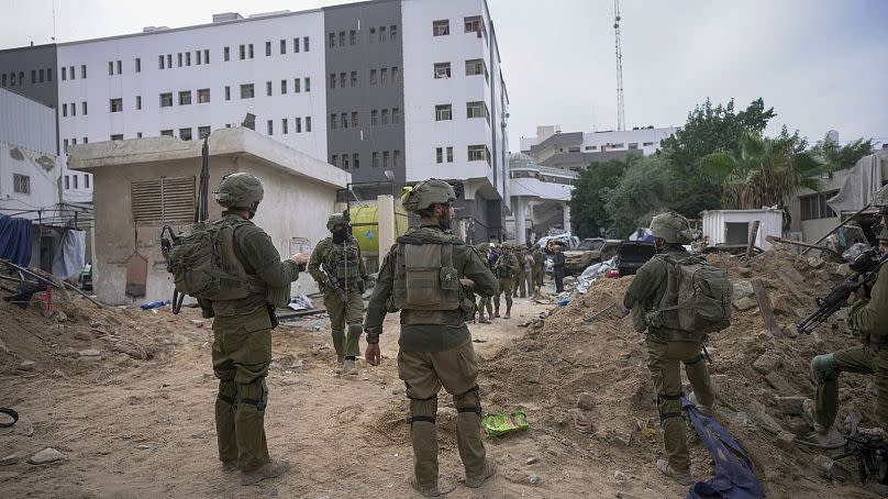 Soldados israelíes frente al Hospital Shifa en la ciudad de Gaza el pasado 22 de noviembre.