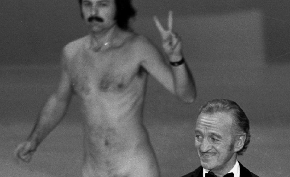 <p>Im Jahr 1974 sorgte Robert Opel für einen unvergesslichen Moment! Der Künstler und Fotograf wollte ein Statement setzen und rannte komplett nackt über die Bühne. Schauspieler David Niven hatte für den Flitzer nicht nur ein Lächeln übrig, er reagierte auch schlagfertig: “Ist es nicht faszinierend zu glauben, dass das einzige Lachen, dass ein Mann in seinem Leben jemals bekommen wird, darin besteht, sich auszuziehen und seine Unzulänglichkeiten zu zeigen?” (Bild: AP Photo) </p>