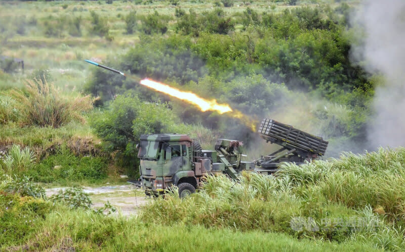 軍方二十日執行雷霆2000實彈射擊時，火箭彈未離架造成車輛損壞。圖為漢光演習發射雷霆2000多管火箭系統。（檔案照片）