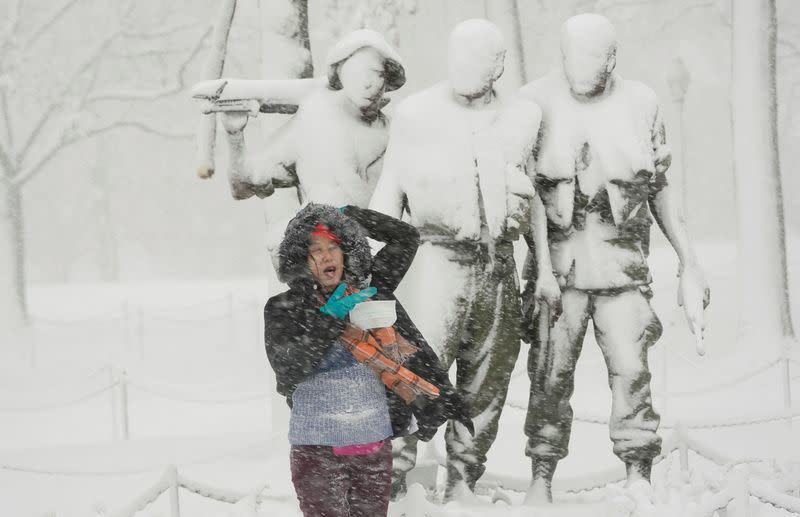 Winter storm brings heavy snow in Washington