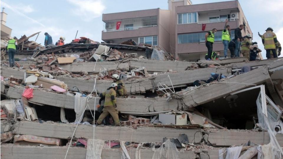 Según las autoridades turcas, decenas de personas lograron ser rescatadas entre los escombros.