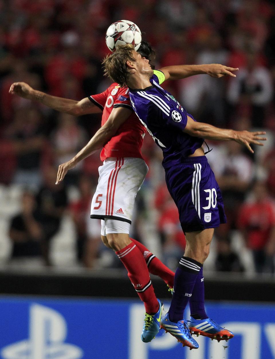 Benfica's Ljubomir Fejsa (L) and Anderlecht's Guillaume Gillet (R) fight for a high ball during their Champions League soccer match at the Luz Stadium in Lisbon September 17, 2013. REUTERS/Jose Manuel Ribeiro (PORTUGAL - Tags: SPORT SOCCER)