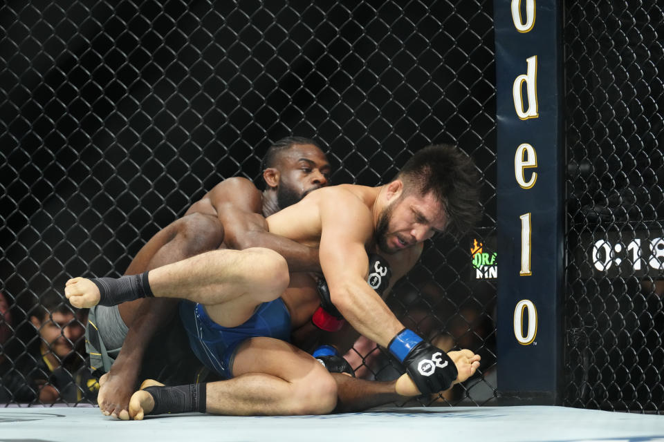 Aljamain Sterling controla a Henry Cejudo durante su batalla del sábado 6 de mayo de 2023. (Louis Grasse/PxImages/Icon Sportswire via Getty Images)