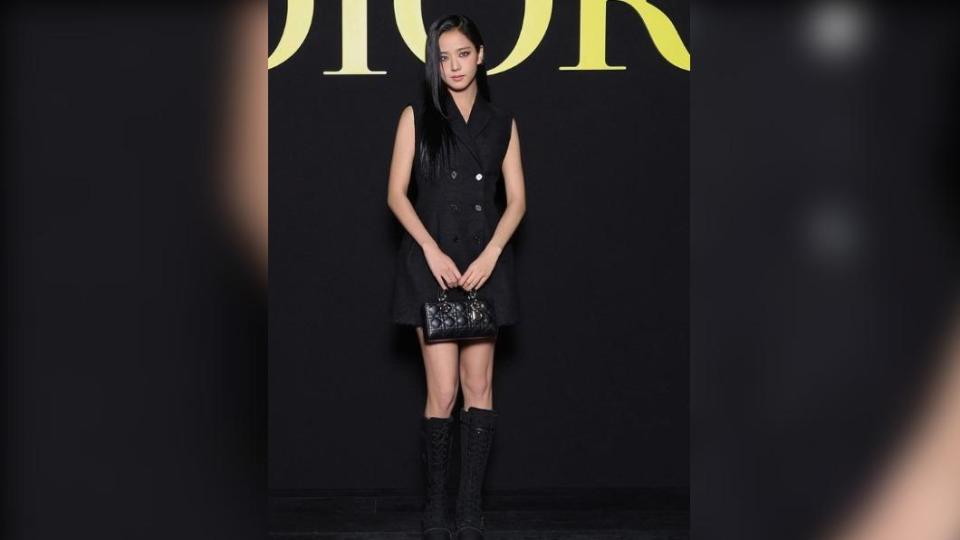 Jisoo穿的衣服是DIOR特別訂製款。（圖／翻攝自＠dior IG）