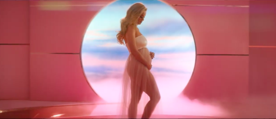 凱蒂佩芮在MV結尾，側身露出孕肚，證實了懷孕的好消息。（翻攝自Katy Perry官方YouTube）