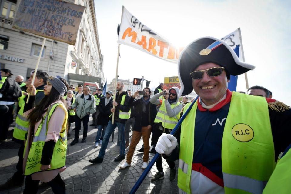 <p>A Marseille, une dizaine de « gilets jaunes » ont entamé une marche pour le RIC (Référendum d’initiative citoyenne), qui doit les amener à Paris le 17 mars et pour laquelle ils ont été accompagnés par quelque 2.000 manifestants sur les premiers kilomètres. Lors de chacune de leurs étapes, de 25 à 40 kilomètres, ces marcheurs entendent organiser des débats avec les « gilets jaunes » locaux, afin de collecter leurs idées.<br>(Crédit : Getty Images) </p>