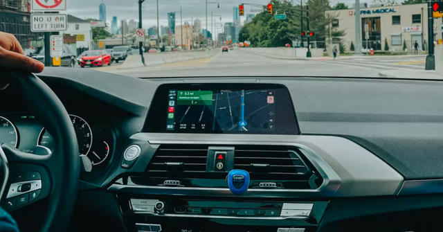 Este adaptador es lo que necesitas para tener Apple CarPlay o Android Auto  sin cables en tu coche por poco dinero