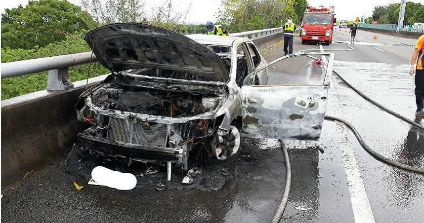 警消趕到現場火燒車現場，發現1人陳屍車內，死者就是嘉義市警局少年 隊的謝姓小隊長。（圖／消防局提供）