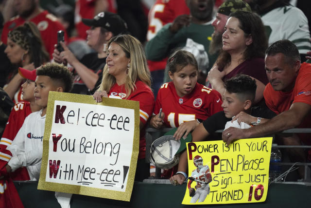 Lucky few Bills fans eager to cheer on team from stands – KGET 17