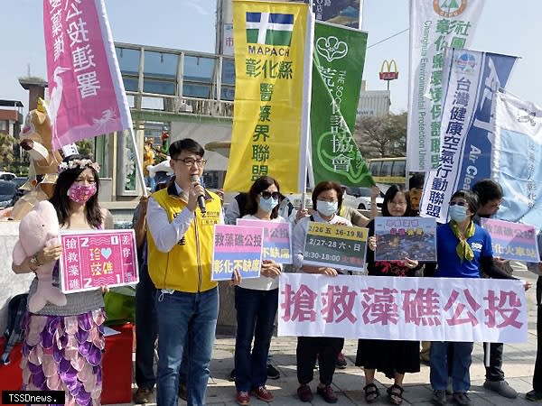 彰化多個環保與生態保育團體在彰化火車站前，共同發起聯合公投簽署搶救桃園藻礁行動。（記者方一成攝）