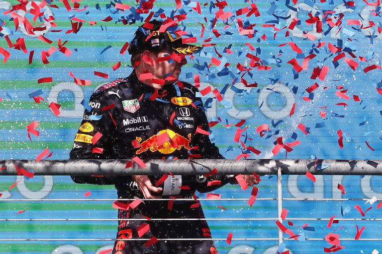 Max Verstappen festeja luego de haber ganado el Gran Premio de Austin