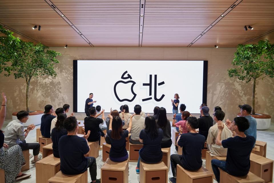 <p>而今年為了迎接Apple信義A13的誕生，品牌將藝術視野拉得更高更廣，直接鎖定台灣各領域的優秀創作人，從音樂、攝影、插畫到傳統工藝，於店內進行為期六週的Today at Apple「創意在此登台」系列課程，直觀地展現科技與人文藝術的緊密結合。</p><cite>APPLE</cite>