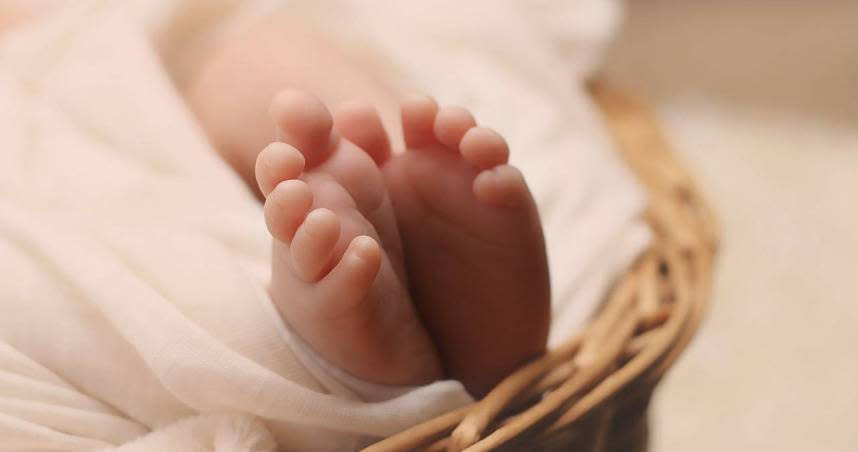 桃園1歲多女嬰被發現身上多處瘀青、嚴重脫水等受虐跡象。（示意圖／Pixabay）
