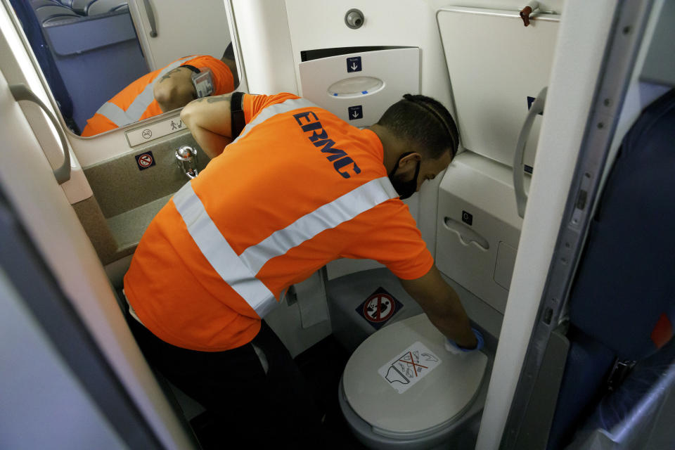 Un avión de Delta Air Lines es desinfectado y limpiado entre vuelos en el Aeropuerto Internacional John F. Kennedy en Nueva York, el 27 de julio de 2020. (Stefano Ukmar/The New York Times)