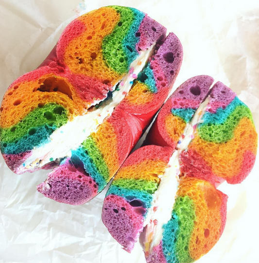 Ein Rainbow-Bagel? Ganz genau! In diesem Fall ein Rainbow Bagel mit Frischkäse und Zuckerkugeln. Bei Bagel Power in Scarsdale im US-Bundesstaat New York sind diese Teilchen ein Hit. Das Auge isst mit! Foto: Instagram/maggiexxlove