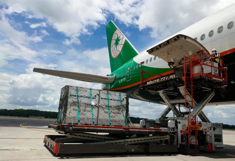 長榮航空及長榮航勤再次獲得國際航空運輸協會 (IATA) 醫藥冷鏈運輸國際認證 (CEIV Pharma)，是台灣唯一、全球少數空地勤業務同時獲得此項認證的航空公司。圖／長榮航空提供
