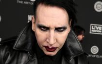 Marilyn Manson sollte nach dem Columbine-Massaker 1999 als Sündenbock herhalten, worunter seine Karriere spürbar litt, doch ans Aufhören dachte er nie. Nachdem sein Ruf sich zwischenzeitlich erholt hatte - von 2005 bis 2006 war Manson mit Dita Von Teese verheiratet -, wird er heute mehr denn je als Monster wahrgenommen ... (Bild: Getty Images/Kevin Winter)