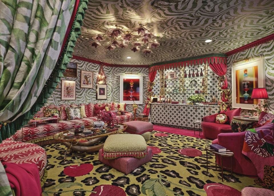 "Moulin Rouge Media Lounge"