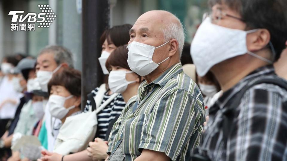 天皇與人民同需排隊等接種疫苗。（圖／達志影像美聯社）