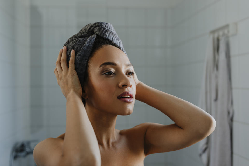 Das Wasser mit einem Handtuch sanft aus den Haaren herausdrücken oder noch besser: in einen Turban wickeln. So können die Haare schonend trocknen.