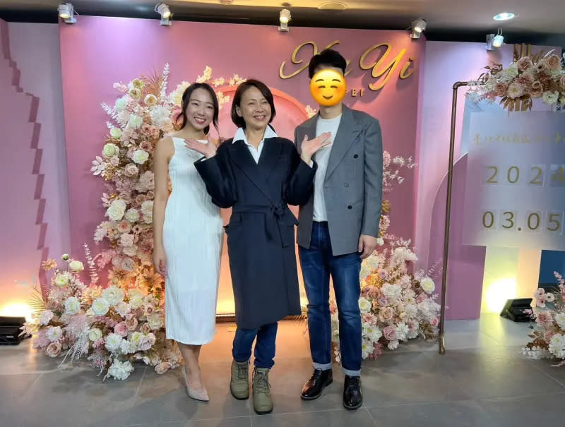 ▲星二代杜蕾（左）結婚，視后媽媽柯淑勤（中）當見證人。（圖／翻攝杜蕾臉書）