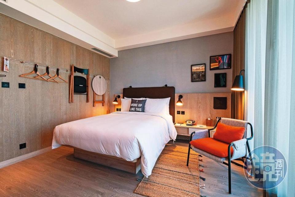 Moxy酒店客房內最大特色就是把傢俱掛在牆上，空間配置更為精簡。