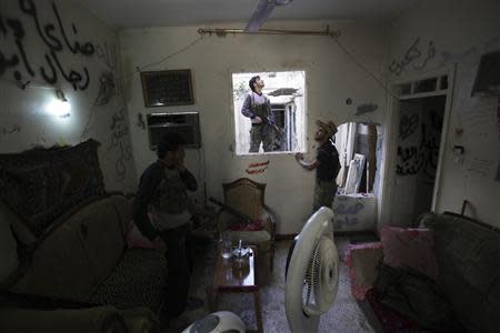 Free Syrian Army fighters are seen in a safehouse in Deir al-Zor September 28, 2013. REUTERS/Khalil Ashawi