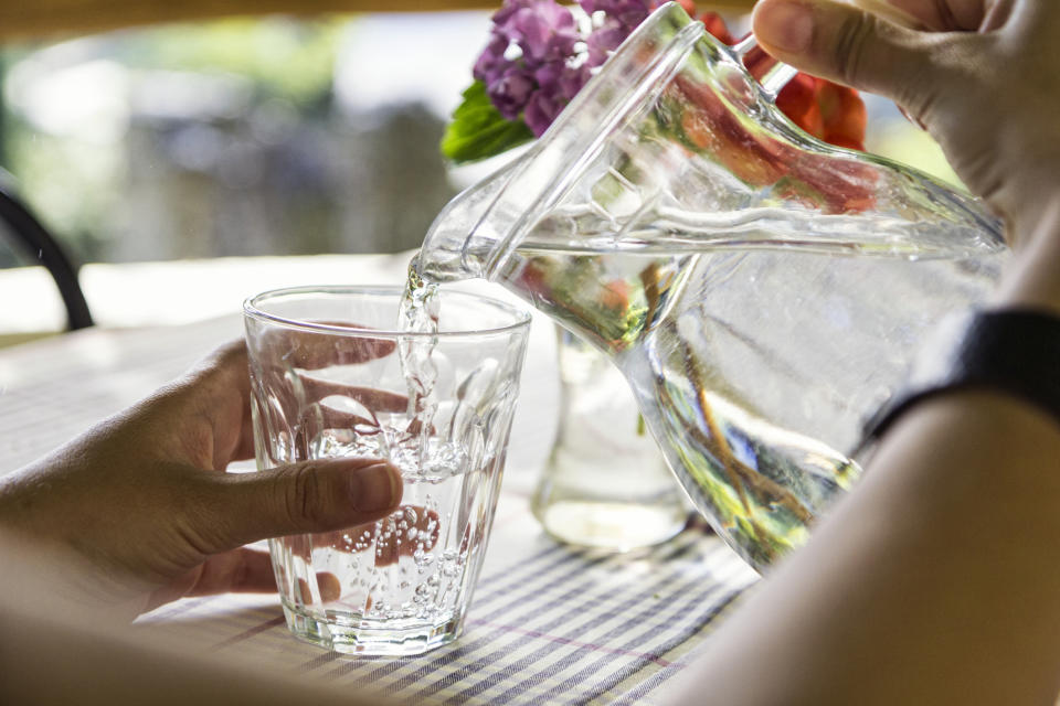 Zwei Liter Wasser am Tag sollte jeder Erwachsene trinken, um den Stoffwechsel und die Durchblutung anzukurbeln. (Bild: Getty Images)