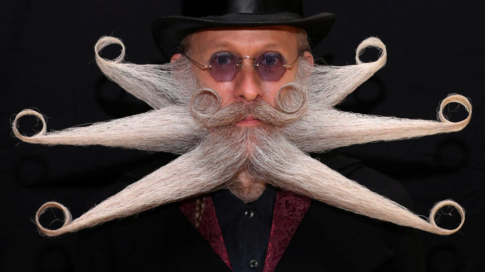 Uno de los participantes del Campeonato Internacional de Barba y Bigote que se celebró el 18 de mayo en Amberes (Bélgica). (Foto: Yves Herman / Reuters).