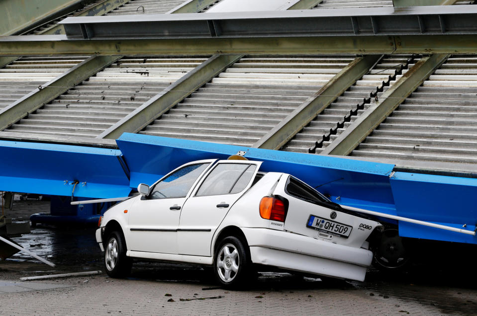 <p>Schwere Unwetter haben Chaos und große Schäden in Nordrhein-Westfalen verursacht. In Wuppertal stürzte ein Tankstellendach auf 14 Autos. Eine Person wurde leicht verletzt. (Bild: Reuters) </p>