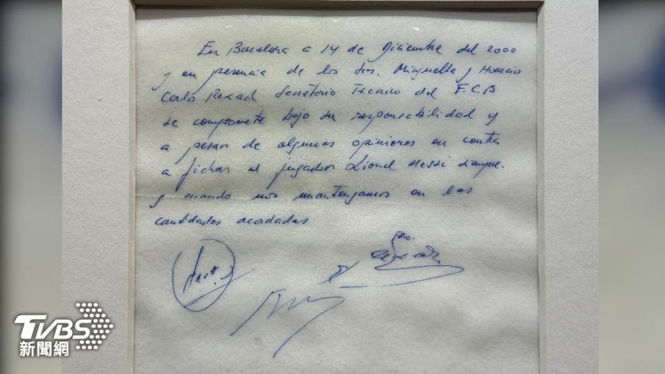 巴塞隆納總監在餐巾紙寫下合約，同意簽下13歲的梅西，如今這張紙身價水漲船高。（圖／達志影像路透社）